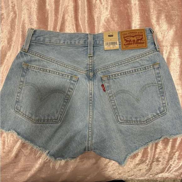 Levi's 501 High Waist Distressed Mom
Shorts - Light Wash numerous sizes - Picture 2 of 8